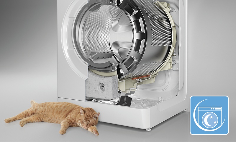 Samostojni pralni stroj s sprednjim nakladanjem Whirlpool FWF71483B EE s funkcijo 6. čuta